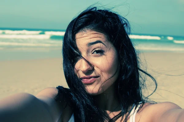 Mooi meisje glimlachend op het strand — Stockfoto