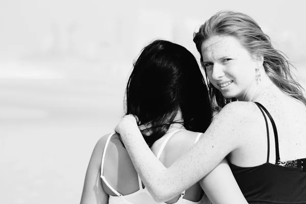 Girlfriends walking at the beach — Stock Photo, Image