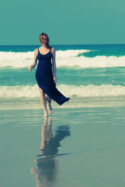 Jonge vrouw op het strand — Stockfoto