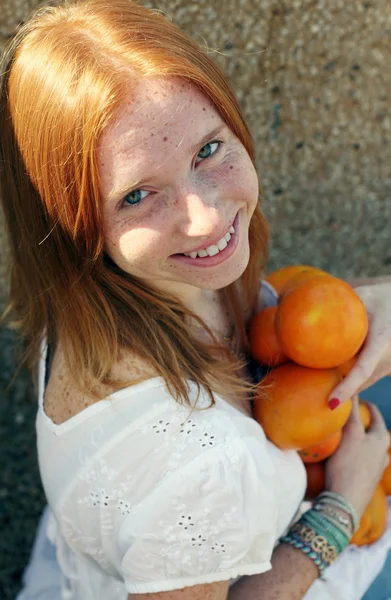 Młody rudowłosy dziewczyna z pomarańczami — Zdjęcie stockowe