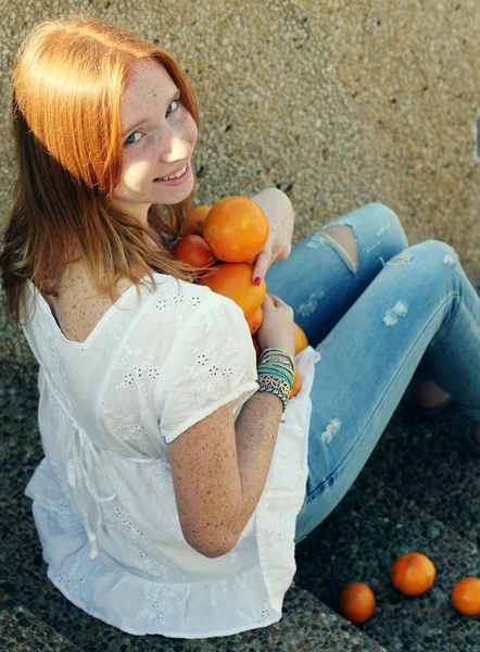 Chica pelirroja joven con naranjas —  Fotos de Stock