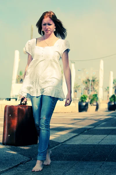 Kvinna med vintage väska — Stockfoto
