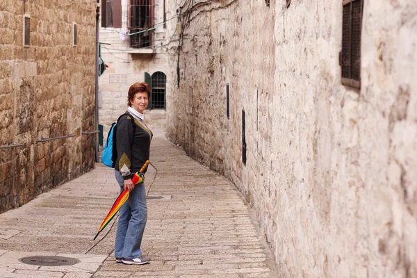Mujer que viaja por las calles de Jerusalén —  Fotos de Stock