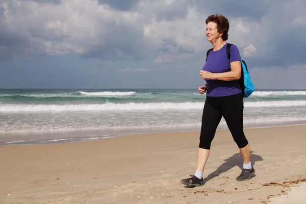 Donna che corre sulla spiaggia — Foto Stock