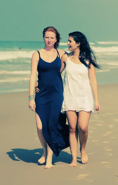 Vriendinnen wandelen op het strand — Stockfoto