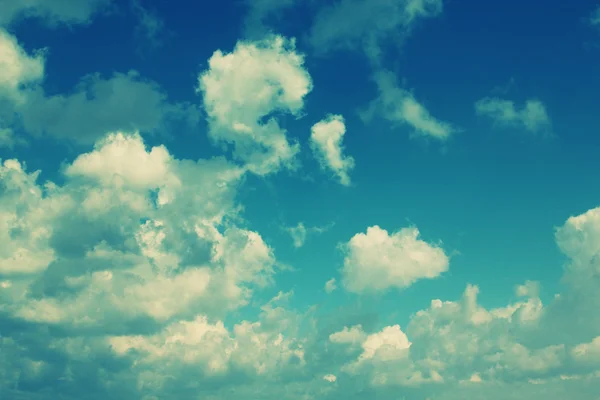 Céu Azul Com Nuvens Brancas Fofas Dia Ensolarado — Fotografia de Stock