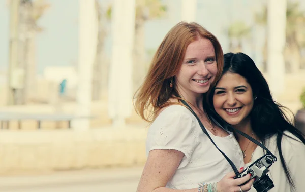 Sonrientes novias caminando en la ciudad — Foto de Stock