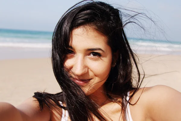 Menina bonita sorrindo na praia — Fotografia de Stock