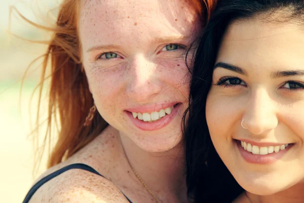 Adolescentes novias en la playa —  Fotos de Stock
