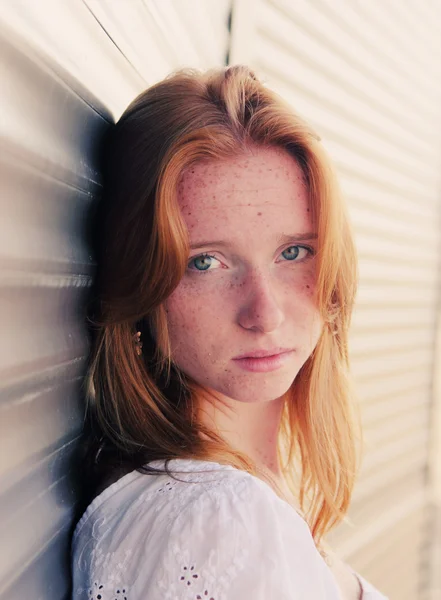 Güzel genç Kızıl saçlı kız — Stok fotoğraf