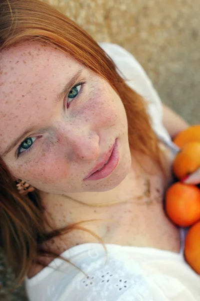 Chica pelirroja joven con naranjas —  Fotos de Stock