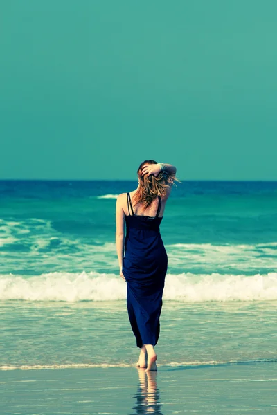 Kumsaldaki genç kadın. — Stok fotoğraf