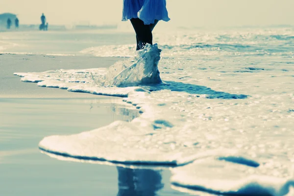 Junge Frau am Strand — Stockfoto