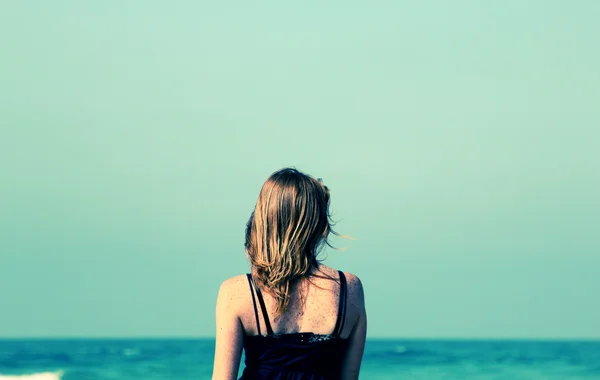 Jovem mulher na praia — Fotografia de Stock