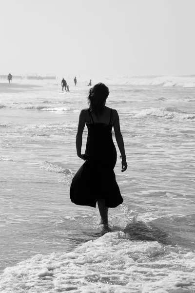 Jovem mulher na praia — Fotografia de Stock