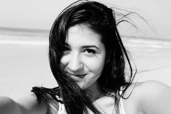 Menina bonita sorrindo na praia — Fotografia de Stock