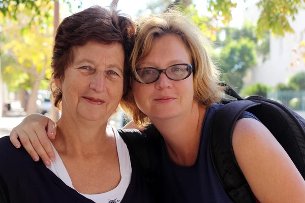 Senior woman and her adult daughter — Stock Photo, Image