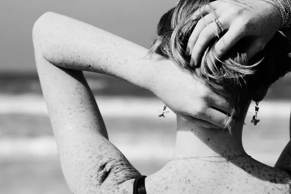 Κοκκινομάλλα γυναίκα στην παραλία — Φωτογραφία Αρχείου