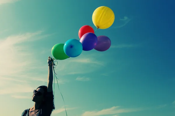 Femme tenant des ballons colorés — Photo