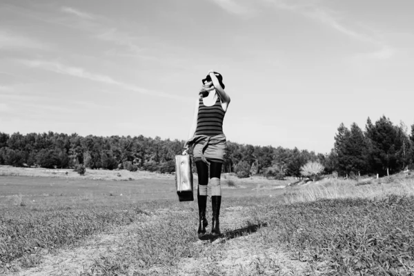 Frau mit Vintage-Tasche — Stockfoto