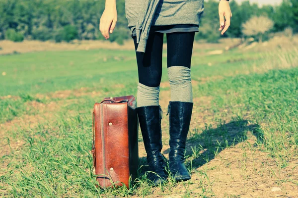 Vrouw met vintage tas — Stockfoto