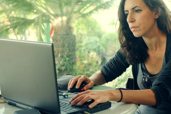 Mulher com laptop — Fotografia de Stock