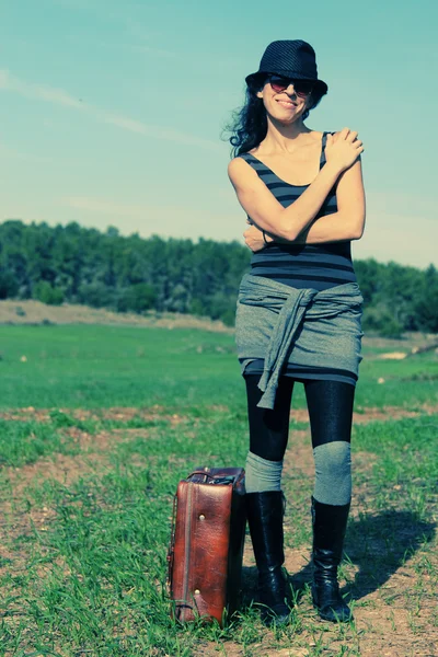 Frau mit Vintage-Tasche — Stockfoto