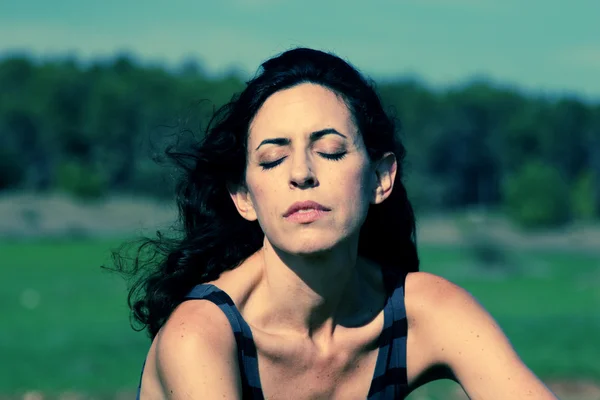 Hermosa mujer al aire libre — Foto de Stock