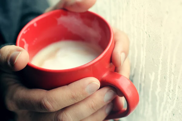 Kvinna som håller kopp kaffe — Stockfoto