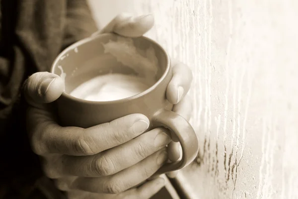 Femme tenant une tasse de café — Photo