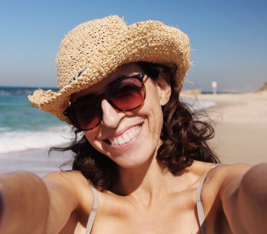 Kumsalda gülümseyen güzel kız