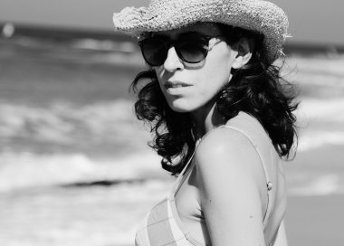 Kumsalda gülümseyen güzel kız