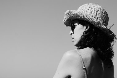 Kumsalda gülümseyen güzel kız