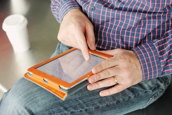 Man's handen met Tablet PC — Stockfoto