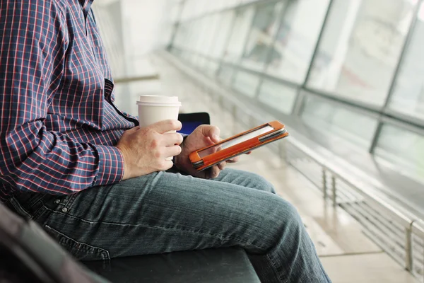 Mann mit Handy und Tablet — Stockfoto