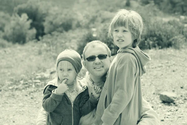 Padre con dos hijos — Foto de Stock