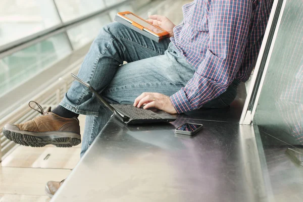 Man with cellphone and laptop — Stock Photo, Image