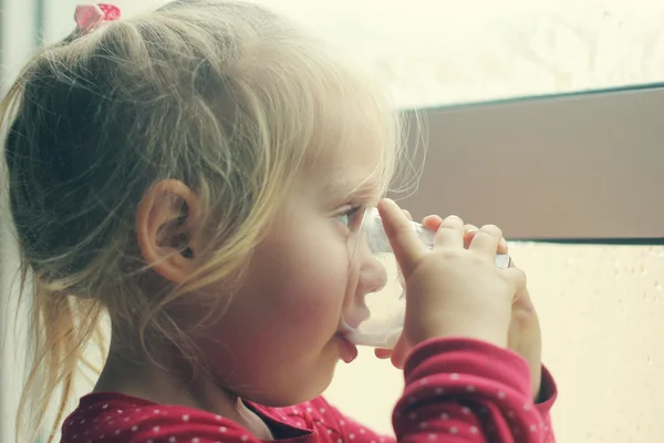 Schattig klein meisje consumptiemelk — Stockfoto