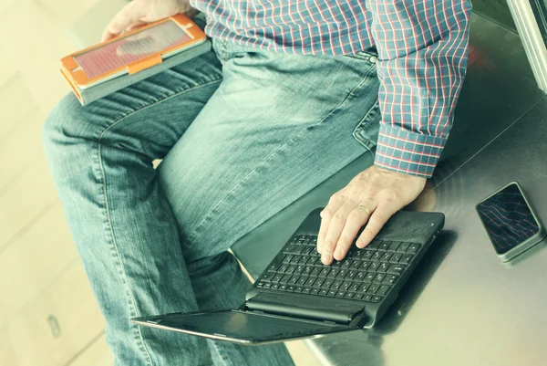 Mann mit Handy und Laptop — Stockfoto