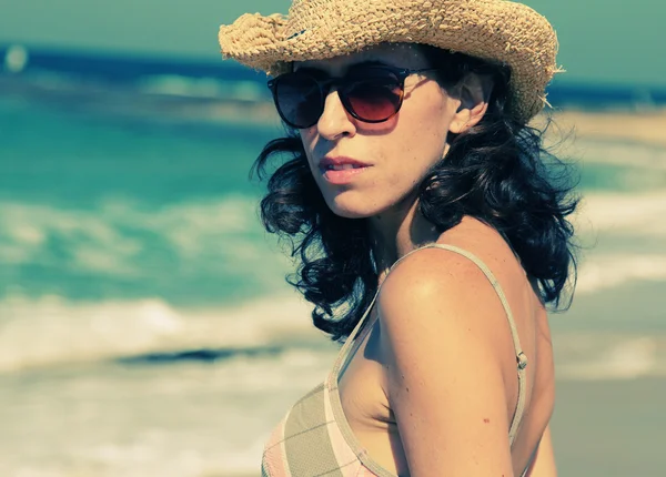 Menina bonita sorrindo na praia — Fotografia de Stock