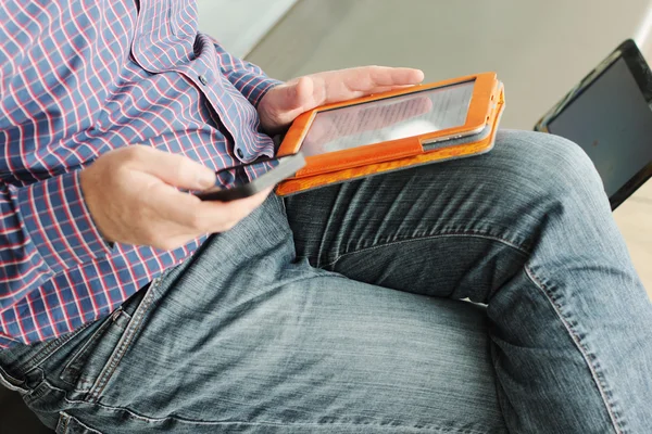 Homme avec téléphone portable et tablette — Photo