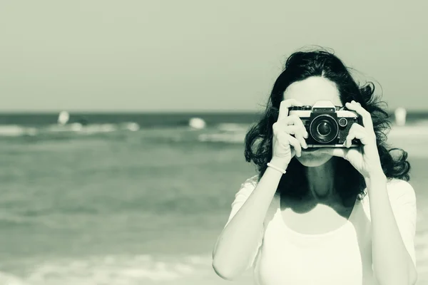 Женщина с винтажной ретро-камерой — стоковое фото