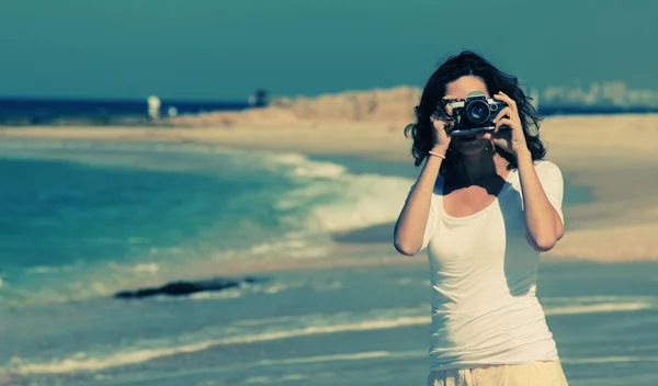 Femme avec caméra rétro vintage — Photo