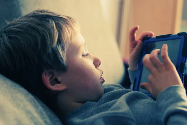 Schattige jongen met behulp van laptop — Stockfoto