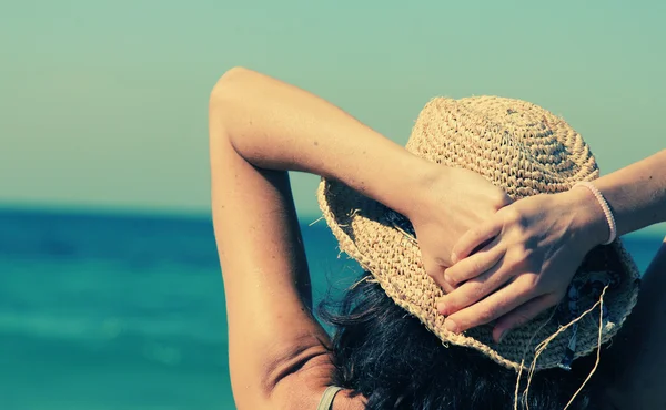 Hermosa chica sonriendo en la playa — Foto de Stock