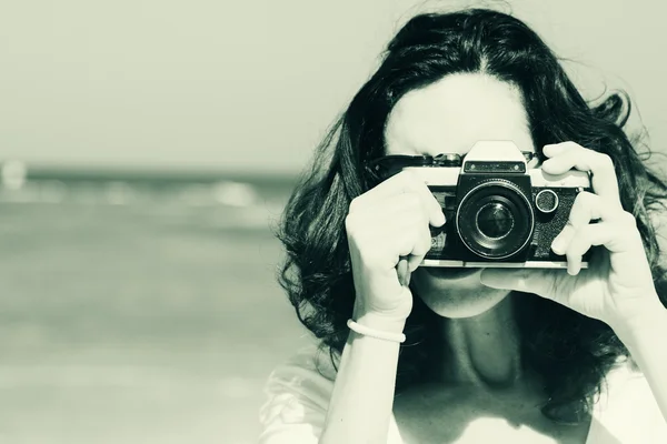 Жінка з старовинною ретро камерою — стокове фото
