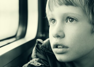 Pencereden bakarak çocuğun