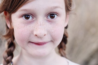 Güzel mutlu gülümseyen kız