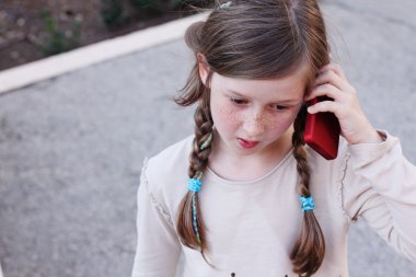 Kız telefonda konuşuyor.