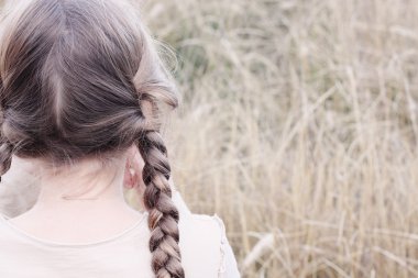 Alandaki sarışın kız